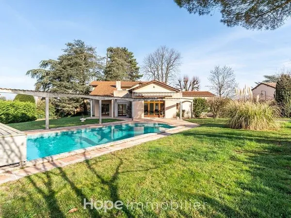 Maison 8 pièces 217 m²
