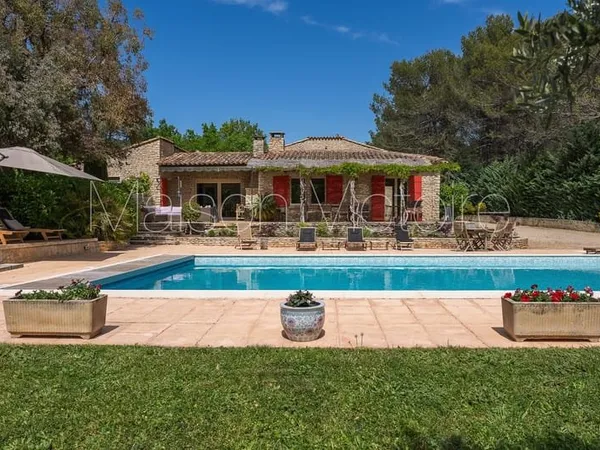 Jolie maison en pierre avec piscine, jardin et vues.