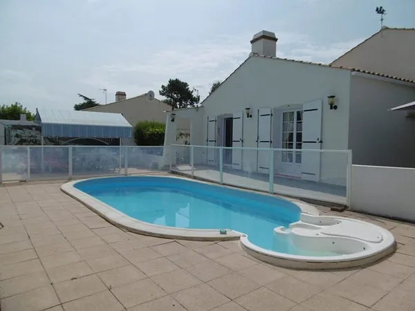 SAINT JEAN DE MONTS Maison 91m² environ, de 2008, 3 chambres, garage, jardin et piscine.