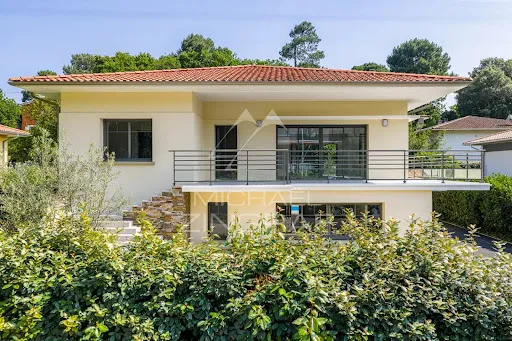 Villa 9 pièces 270 m²