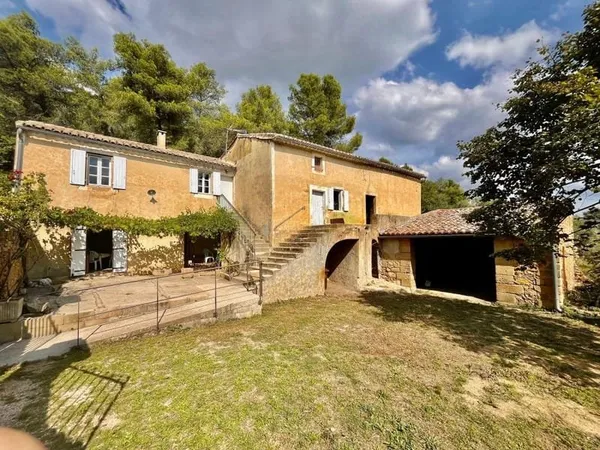 Mas sur magnifique terrain à deux pas de Uzès
