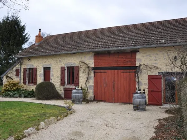 Jolie longère en pierre de chaux, avec 4 hectares de terrain