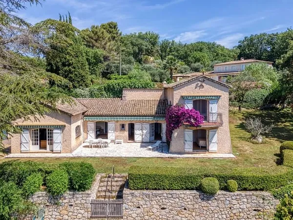 Mougins - Villa à rénover avec vue dégagée sur le village et exposition plein Sud
