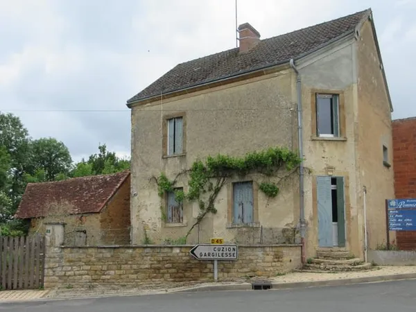 MIGNONNE MAISON DE VILLAGE