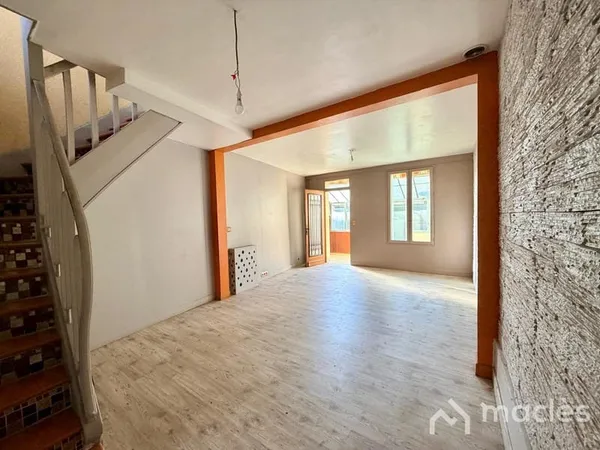 MAISON DE VILLE SPACIEUSE AVEC POTENTIELLE D'AGRANDISSEMENT