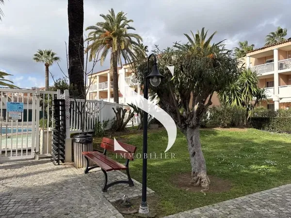 GOLFE JUAN - STUDIO MEZZANINE A VENDRE