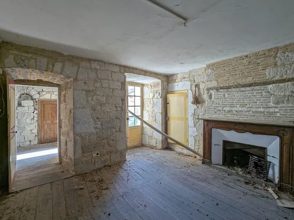 Situé au coeur du village immeuble comprenant 7 appartements,