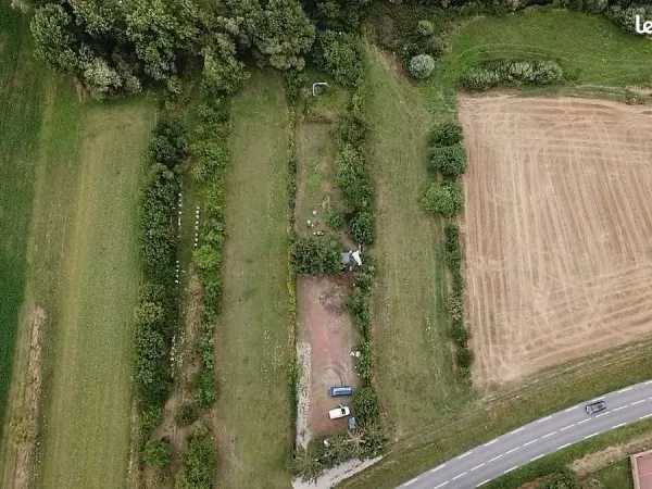 Terain 2100 M²