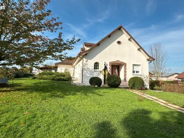 Maison familiale d'exception avec piscine et grands volumes à Charmes