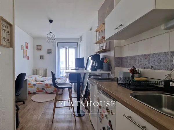 6 studios sur 2 plateaux 124 m2 république / Vincent gâche