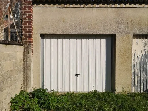 Garage dans cour fermée