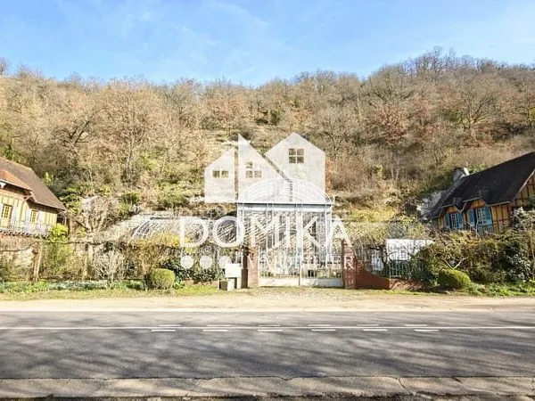 Propriété 2 maisons à colombage avec serre en fer forgé styl