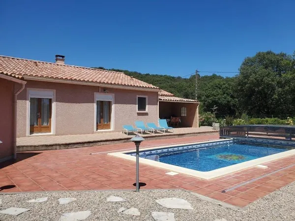 Villa F5, terrain clos, piscine, habitable de suite