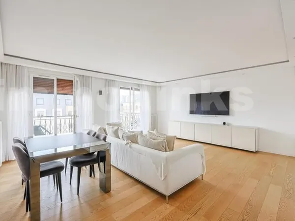 3 pièces de 80m2 avec balcon Refait à neuf