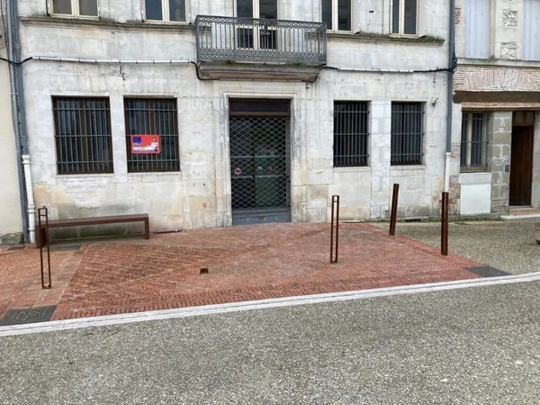 Monclar d'Agenais, à 20 mn de Villeneuve sur Lot, local commercial ou professionnel de 215 m² compre
