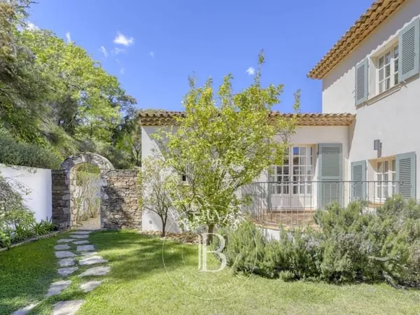 GOLFE DE SAINT-TROPEZ - RAMATUELLE - PROPRIETE AVEC 8 CHAMBRES