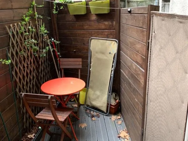 Studio avec cuisine et salle de bain séparées, agrémenté d'une terrasse plein sud