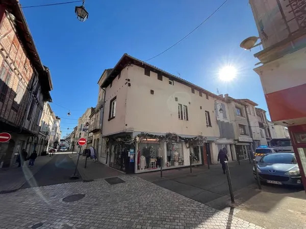 Villeneuve sur Lot, situé sur la place de l'Eglise Sainte Catherine, IMMEUBLE DE RAPPORT de 91 m2 ha