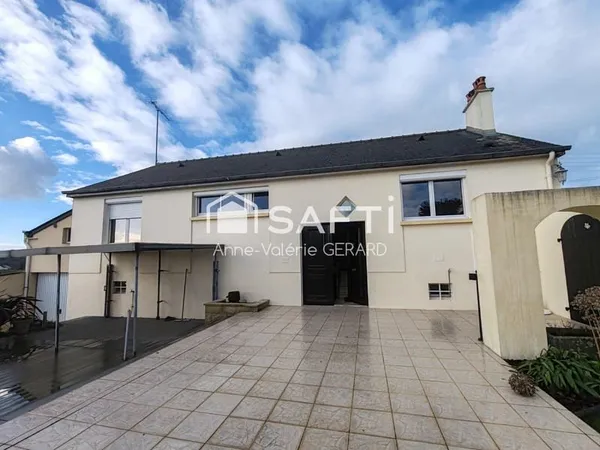 Pavillon avec sous-sol complet,double garage,jardin