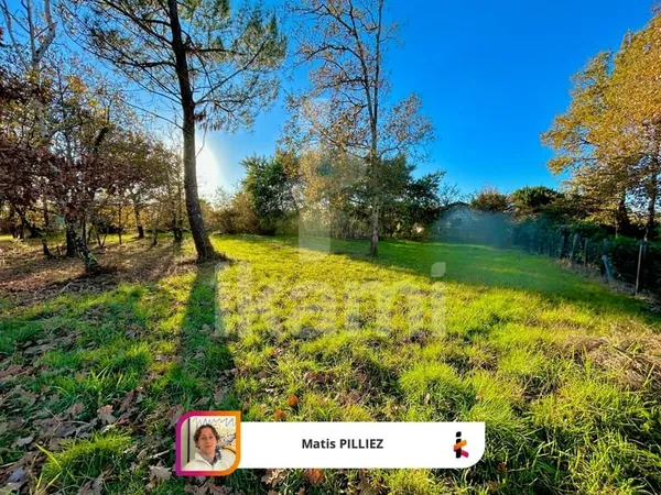Terrain viabilisé et libre de constructeur 800 m2 à Mestras