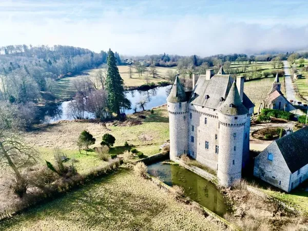 Château médiéval du XVème siècle - 13 ha, 2 appartements, cinéma, lac, héliport, piscine intérieure,