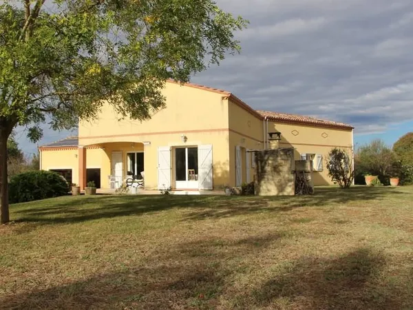 Maison 6 chambres et jardin en bordure de village