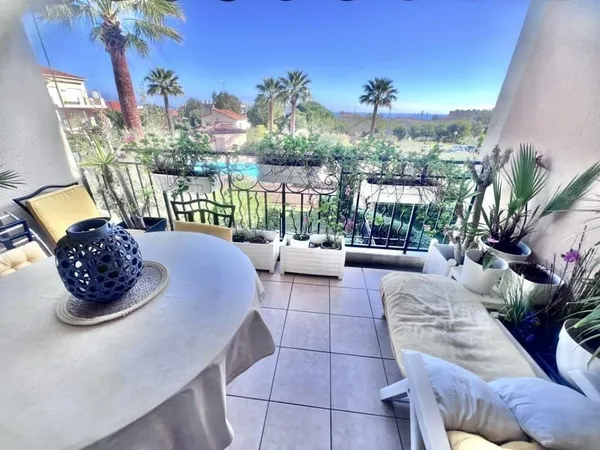 ANTIBES À Vendre - 2 pièces de rêve, vue mer et piscine, garage inclus