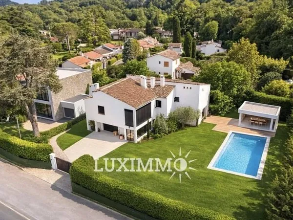 Villa 6 pièces 220 m²