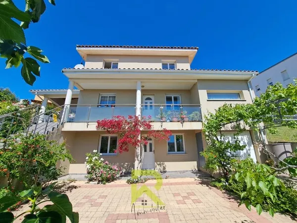 Villa 7 pièces de 180 m2 avec jardin 394 m2