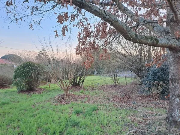 COMMEQUIERS - Terrain