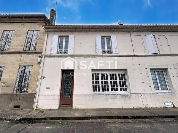 Idéalement situé en centre-ville : 3 chambres, 2 salle des de bains et jardin.