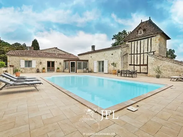 Maison en pierres colombages et pigeonnier