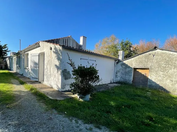 Maison à rénover - plein centre de ST HILAIRE