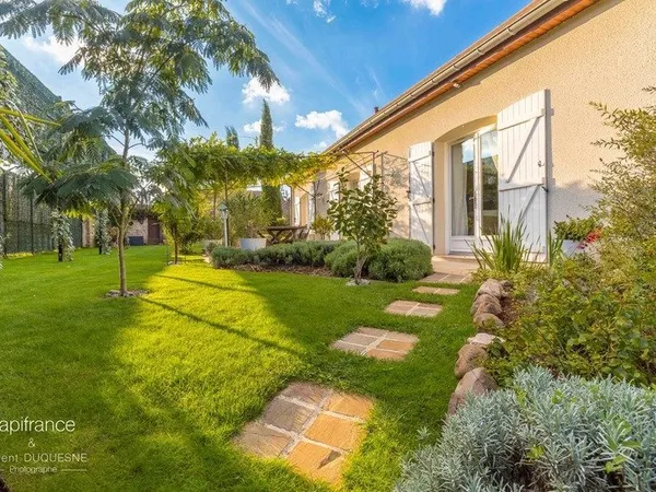 BELLEFOND SUR SON SUPERBE TERRAIN DE 731 M2 MAISON 6 PIECES DE 166 M2