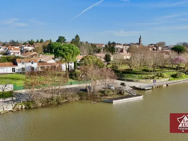 Maison avec vue sur la rivière, gîte et double garage.