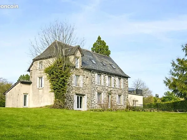 Mur-de-Barrez : Demeure en pierre de 181 m² sur 3000 m² de terrain
