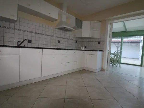 Maison à vendre 6 pièces LA ROCHE SUR YON (85) avec 4 CH, 63m² de pièces de vie, parking, GARAGE