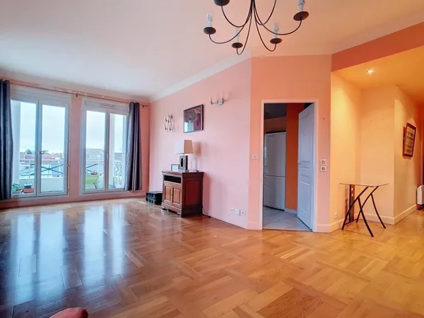 Très au calme, T3/4 de 83 m² baigné de lumière