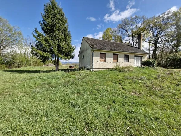Maison de plain pied 4 chambres sur plus de 2 400 m² de terrain à proximité des commodités entre Cui