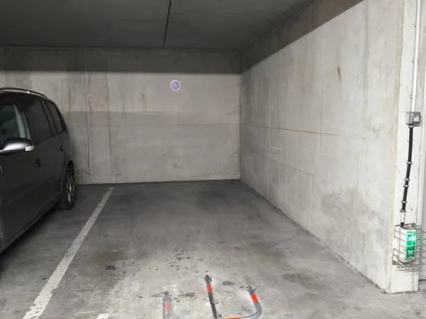 Place de parking sécurisée en sous-sol - Résidence fermée