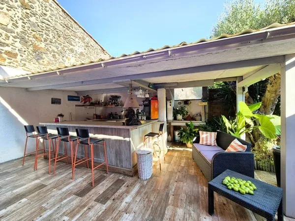 Maison atypique avec piscine, cour et grand garage en centre