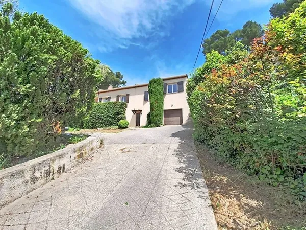Allauch, Maison divisée en 3 appartements