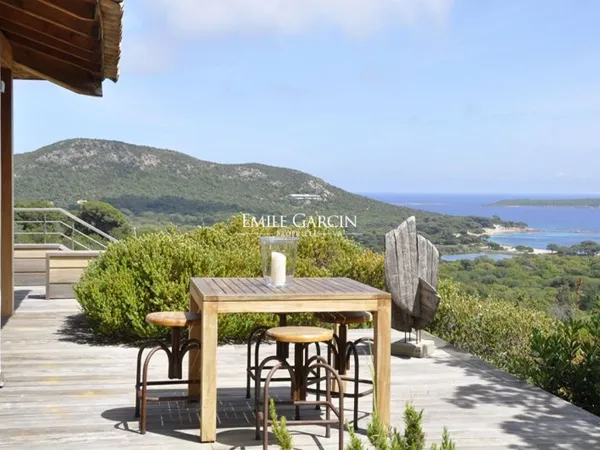 Villa à louer à Palombaggia, chambres climatisées, piscine chauffée.