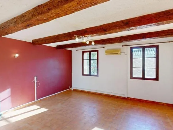 Maison de village avec grand garage, Vie pratique et calme au coeur du Muy 115 m² habitables Disponi