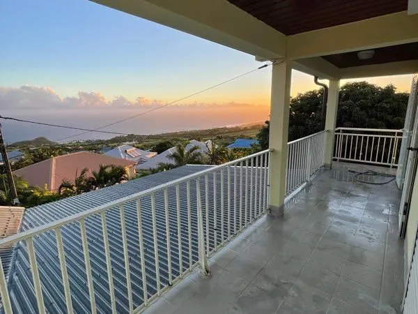 Superbe F3 Vue Mer avec Grand Parking - Petite-Île