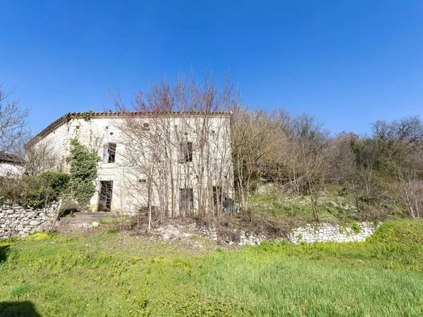 Ruin to renovate in a village