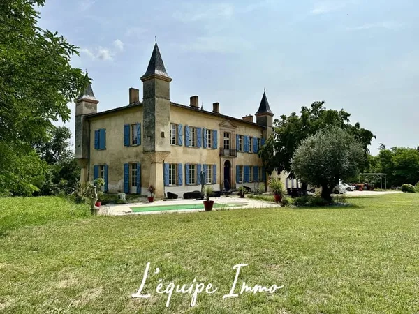 Château du XVIIIe siècle avec dépendances et parc de près de
