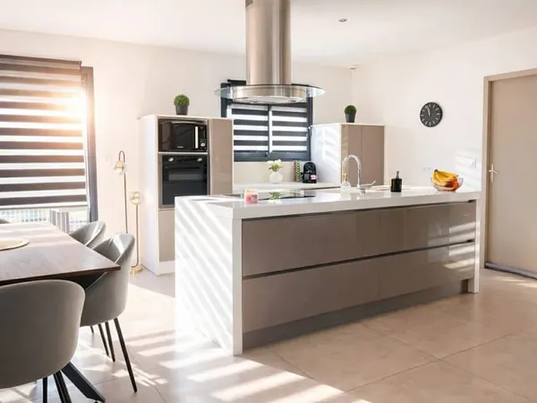 Villa T4 piscine garage lotissement récent Ouveilhan