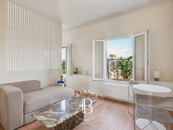 PARIS 18 - DERNIER ETAGE - ASCENSEUR - REFAIT PAR ARCHITECTE - UNE CHAMBRE