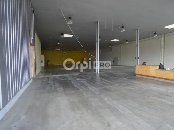 Local commercial 885 m²